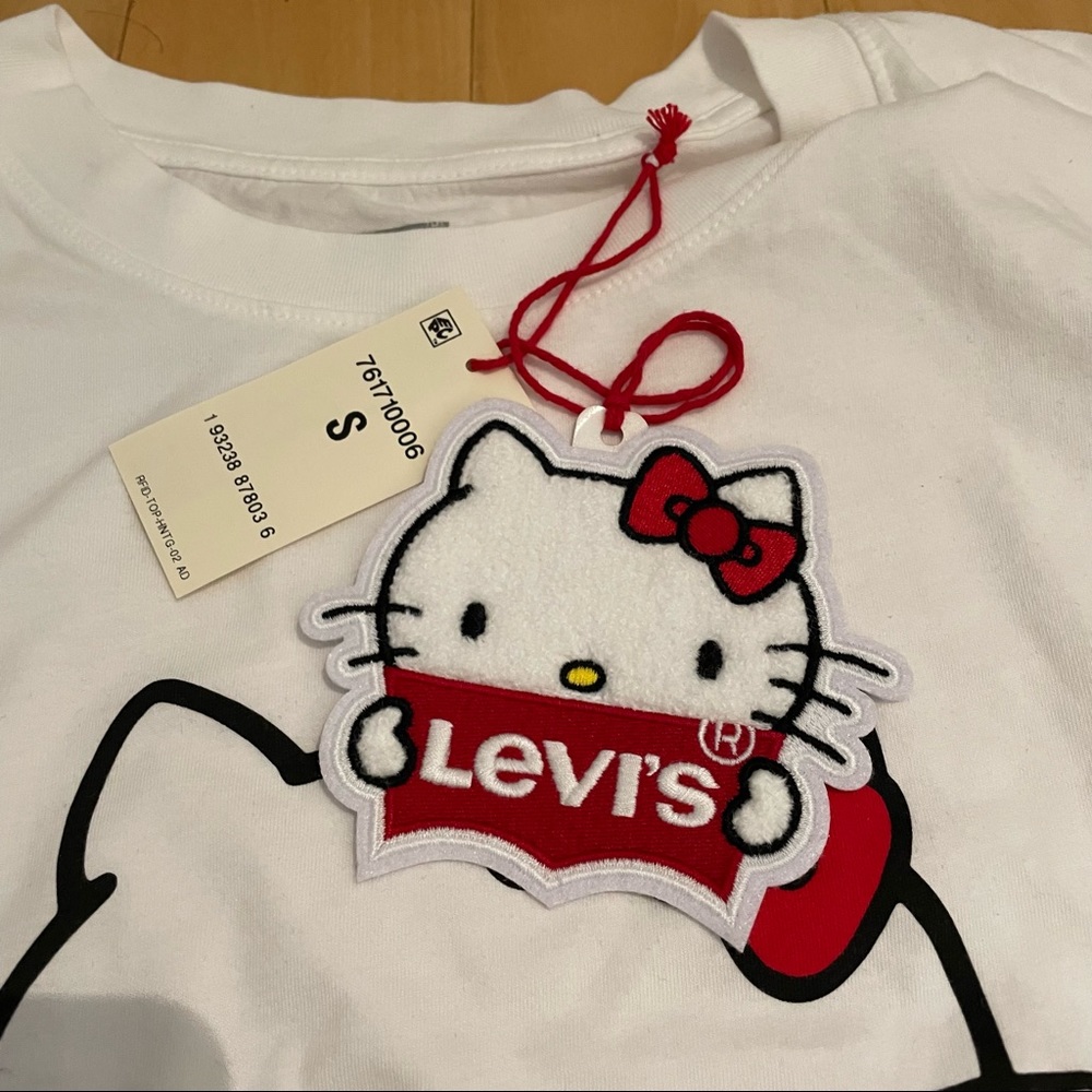NWT women’s Levi’s x hello kitty top - Picture 9 of 10
